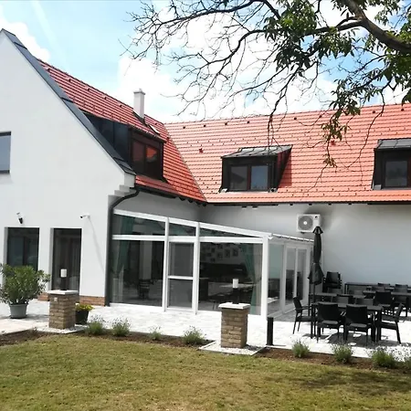 Dreko Panzio & Borbisztro Bed & Breakfast